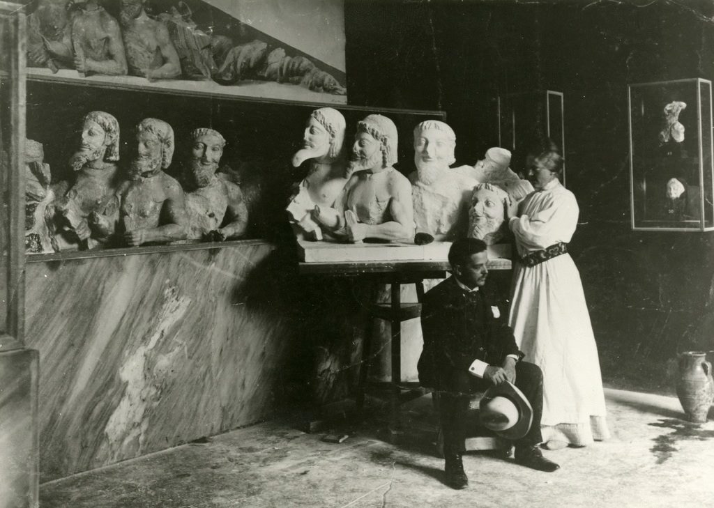 Carl Nielsen og AMCN fotograferet på Akropolismuseet i Athen foran AMCNs kopi af Typhonen. (1903) © Carl Nielsen Museet. Fotograf Dr. Schrøder, Altes Museum, Berlin.