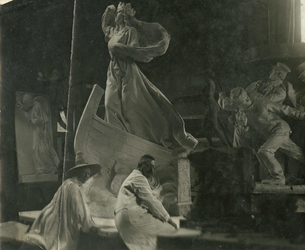 AMCN og hendes assistent billedhugger Hans Peder Pedersen-Dan med originalmodellen til monumentet over Dronning Dagmar, 1913. © Carl Nielsen Museet. Ukendt fotograf