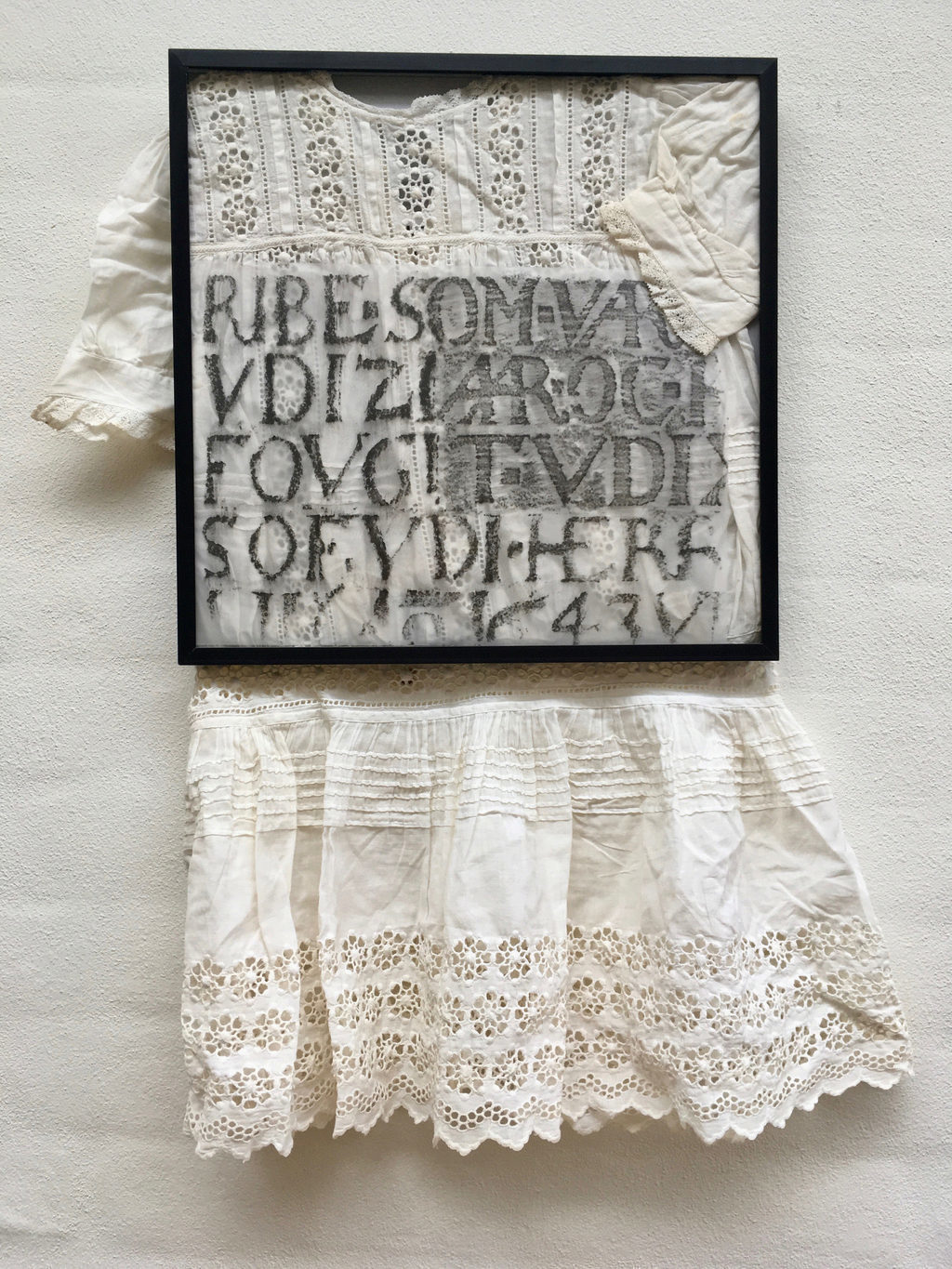 Ulla Diedrichsen Once upon a time, 2020-2021. Frottage og artefakt, 80 x 40 cm. Foto Ulla Diedrichsen