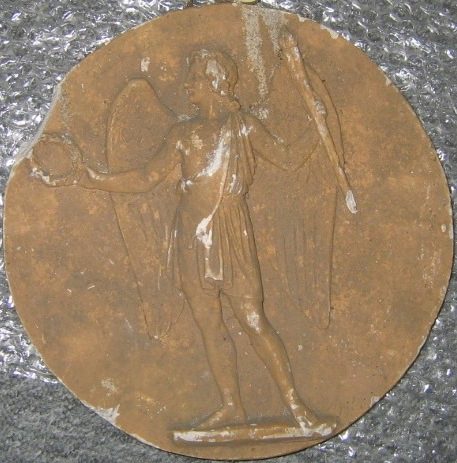 Stående genius med fakkel og krans