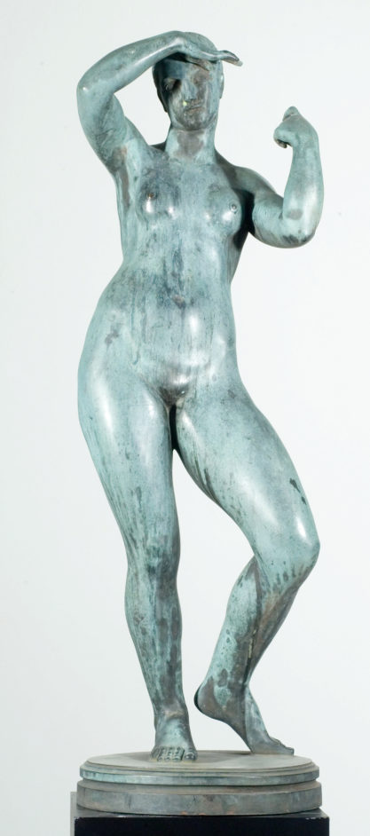 Nøgen kvinde med hævede arme. Hero