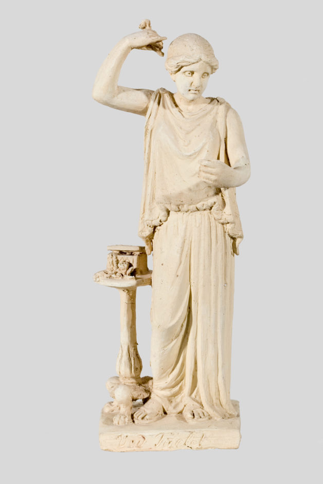 Ung kvinde ved toilettet