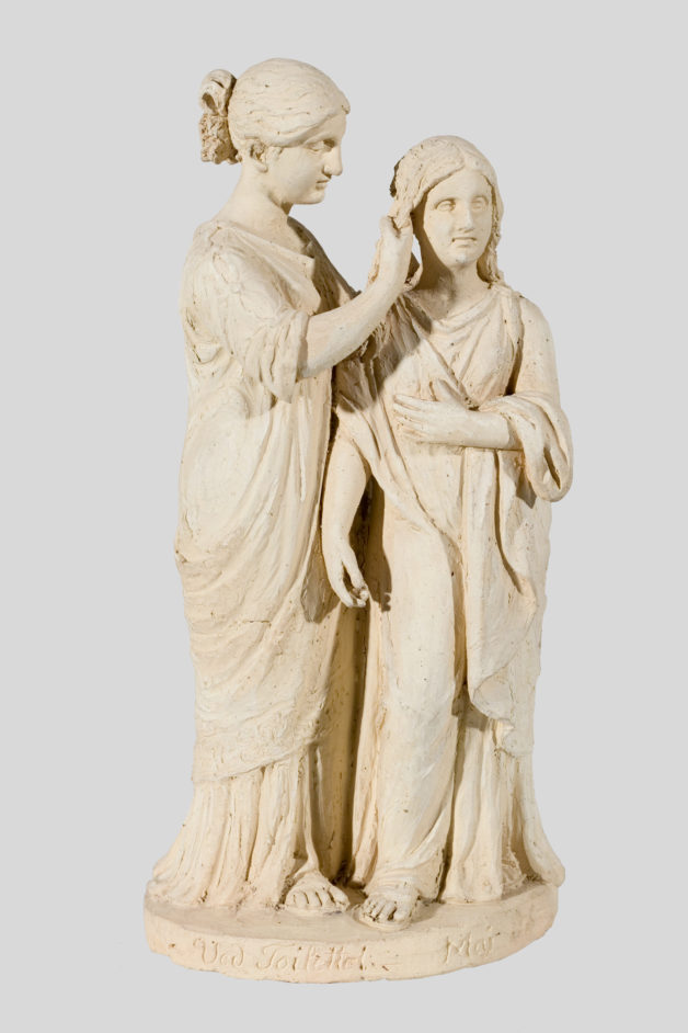 Ung kvinde ved toilettet