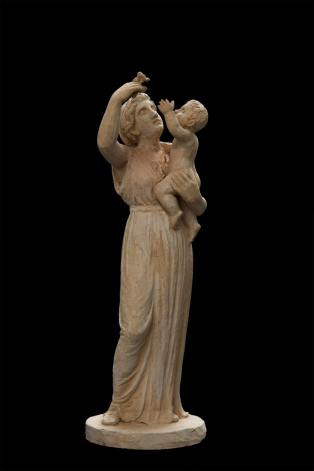 En ung moder leger med sit barn